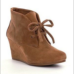 Gianni Bini tan suede booties